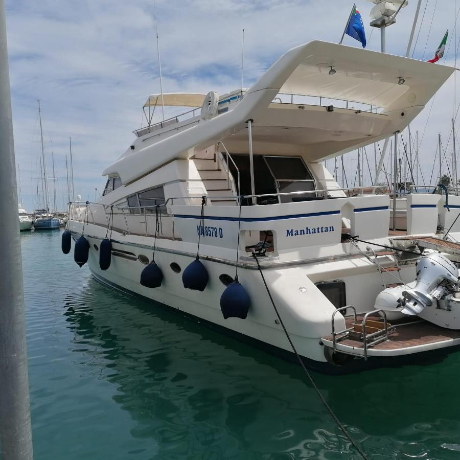 Botel Manathan Palermo
